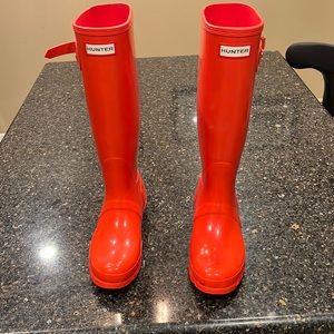 Knee high Hunter boots. Size 8.